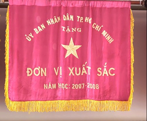 Ủy Ban Nhân Dân Thành Phố Hồ Chí Minh Tặng Cờ Đơn Vị Thi Đua Xuất Sắc Năm Học 2007 - 2008
