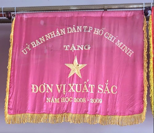 Ủy Ban Nhân Dân Thành Phố Hồ Chí Minh Tặng Cờ Đơn Vị Thi Đua Xuất Sắc Năm Học 2008 - 2009