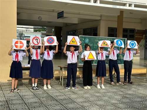 Sinh hoạt dưới cờ