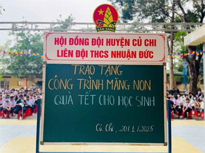 Sáng ngày 20/01/2025 (thứ Hai), Liên Đội Trường THCS Nhuận Đức tổ chức trao quà Tết cho học sinh khó khăn do các mạnh thường quân hỗ trợ
