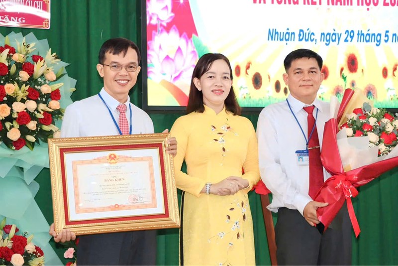 Sáng 29/5, Trường THCS Nhuận Đức tổ chức lễ đón nhận Bằng khen của Thủ tướng Chính phủ và tổng kết năm học 2024-2025. Dự lễ có đồng chí Nguyễn Thị Hằng, Ủy viên BTV Huyện ủy, Phó Chủ tịch UBND huyện.