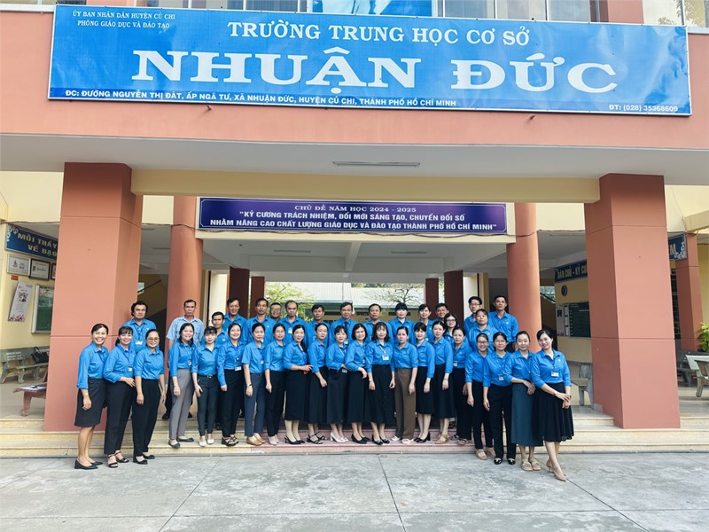 Sáng ngày 16/11/2024 (thứ Bảy), tại Trường THCS Nhuận Đức, Chính quyền phối hợp với Công Đoàn tổ chức Hội nghị Viên chức và Người lao động năm học 2024 - 2025