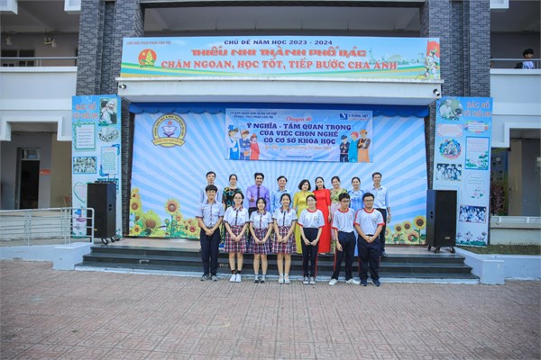 Ngày 19/4 trường THCS Phan Văn Trị thực hiện chuyên đề  Ý nghĩa, tầm quan trọng của việc chọn nghề có khoa học .
Báo cáo viên: Thạc sĩ Võ Minh Thành, giảng viên trường Đại Học Sư Phạm Tp.HCM cho học sinh khối 9.