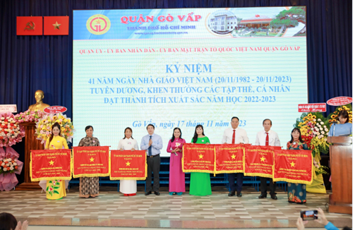 Trường THCS Phan Văn Trị nhận bằng khen TẬP THỂ LAO ĐỘNG XUẤT SẮC do UBND thành phố trao tặng và CỜ THI ĐUA CẤP THÀNH PHỐ