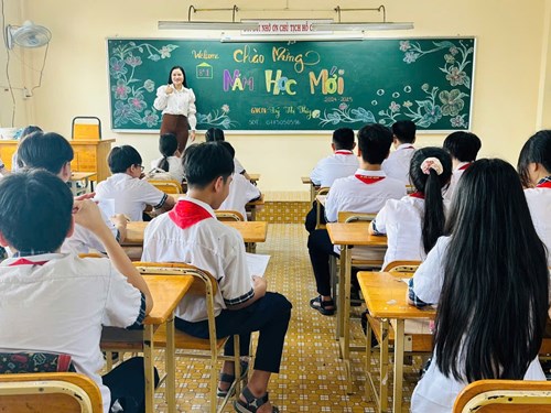 Đón học sinh khối 6 năm học 2024  - 2025 .