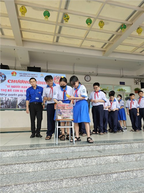 Trường THCS Phú Thọ thực hiện lời dạy của Bác Hồ “Yêu Tổ quốc, yêu đồng bào”, với tinh thần “Tuổi nhỏ làm việc nhỏ, tuỳ theo sức của mình”, “Lá lành đùm lá rách”, phát huy truyền thống của Nhân dân Thành phố Hồ Chí Minh.