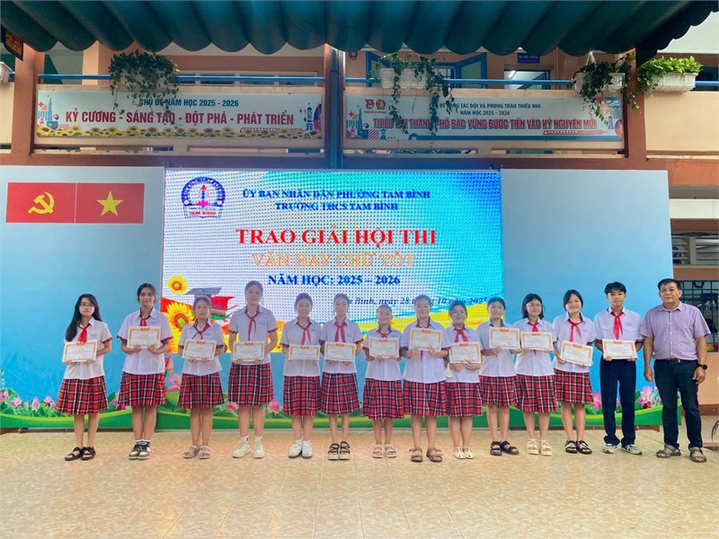 Tuyên dương các em học sinh đạt thành tích cao trong hội thi văn hay chữ tốt cấp trường năm học 2025-2026