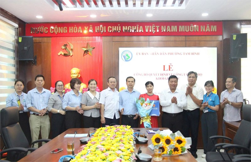 Trao Quyết định bổ nhiệm Phó Hiệu trưởng Trường THCS Tam Bình