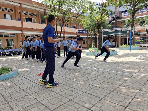 Chạy ngắn cự li 100 mét nội dung Kĩ thuật xuất phát