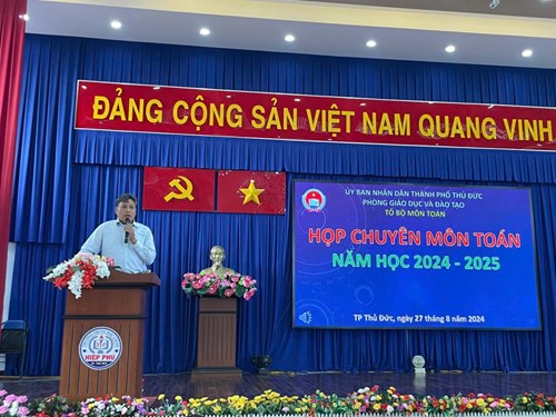 Thầy cô Tổ Toán tham dự họp chuyên môn đầu năm