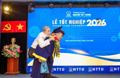 Nam sinh viên cõng mẹ lên sân khấu nhận bằng tốt nghiệp gây xúc động mạnh