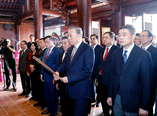 Tổng Bí thư Tô Lâm dâng hương tưởng niệm Chủ tịch Hồ Chí Minh tại Nghệ An