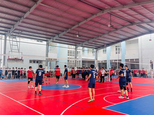 Sức mạnh thầy giáo Trường THCS Tân Bình trên sân bóng chuyền