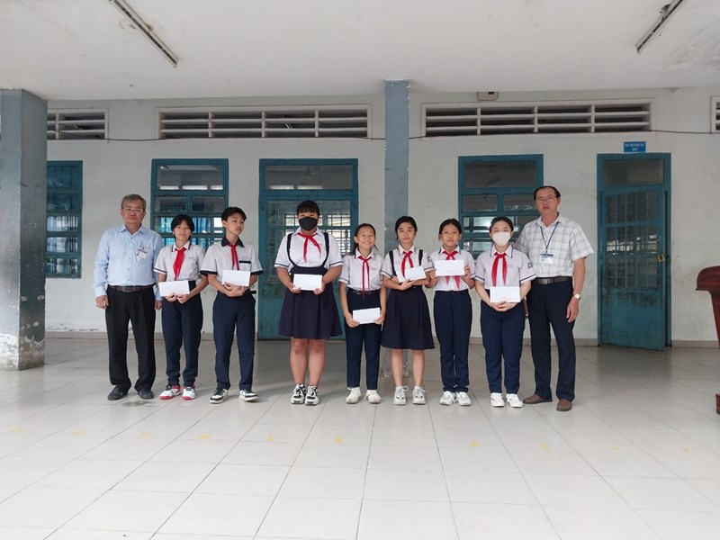 Trao tặng học bổng cho học sinh nghèo có hoàn cảnh khó khăn năm học 2023 - 2024