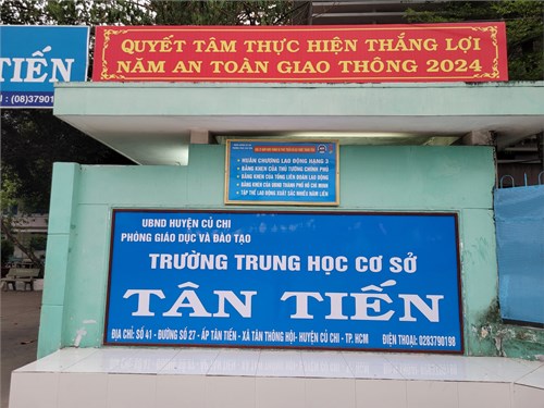 Trường THCS Tân Tiến có khuôn viên trường khép kín với tổng diện tích 8.004 mét vuông, có 2 khu nhà cao tầng kiên cố