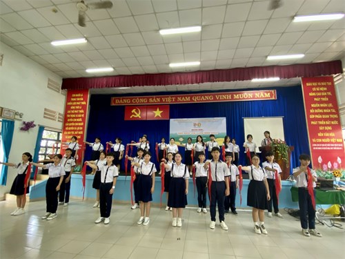 Lễ trưởng thành đội cho học sinh lớp 9