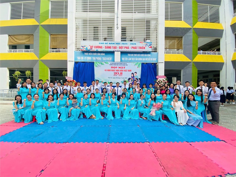 Trường THCS Tô Ngọc Vân tổ chức họp mặt Kỷ niệm 43 năm ngày Nhà giáo Việt Nam 20/11 (1982 - 2025) Năm học 2025 - 2026
