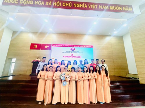 Chi bộ Trường THCS Trần Quốc Toản 1 tổ chức Lễ kết nạp đảng viên mới