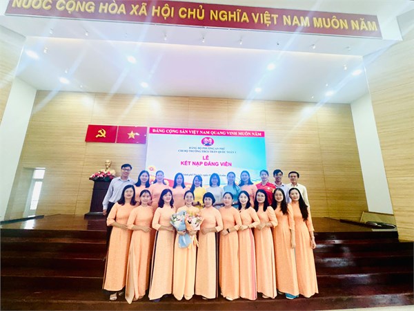 Chi bộ Trường THCS Trần Quốc Toản 1 tổ chức Lễ kết nạp đảng viên mới