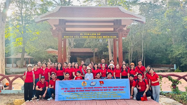 Chi bộ Trường THCS Trần Quốc Toản 1 tổ chức Hoạt động Về nguồn tại Di tích lịch sử Căn cứ Trung ương Cục miền Nam