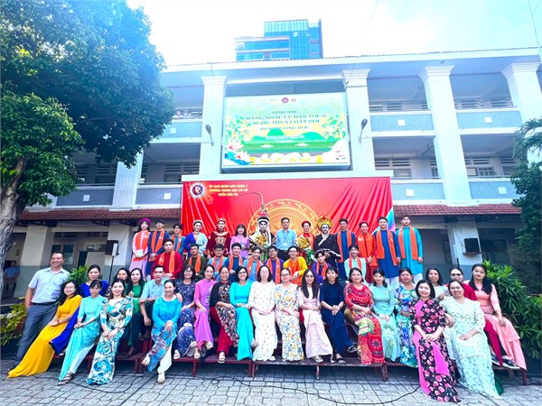 Chương trình mang nhạc cụ dân tộc và nghệ thuật hát bội đến trường học