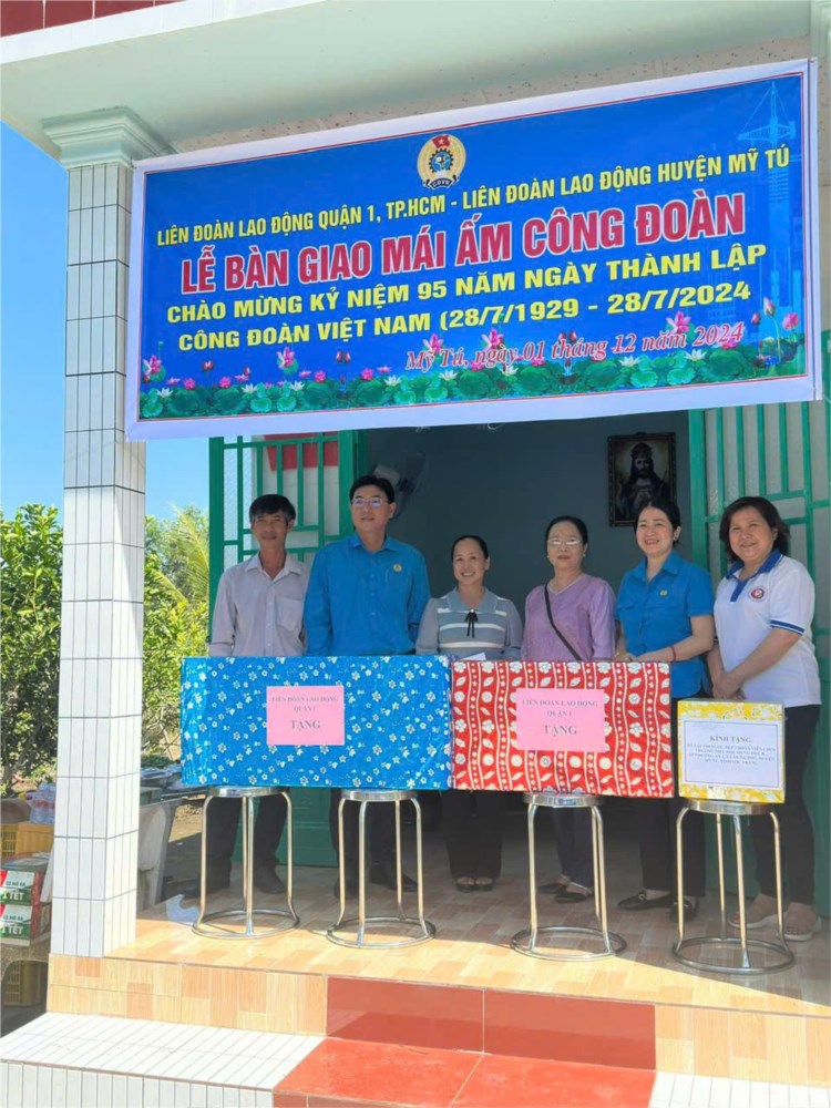 Lễ trao tặng nhà tình thương - Năm học 2024 - 2025