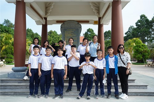 Học sinh Lớp 7,8 tham gia Học tập trải nghiệm tại Khu du tích Đền thờ Nguyễn Thị Định và Khu Du lịch Cồn Phụng - Bến Tre