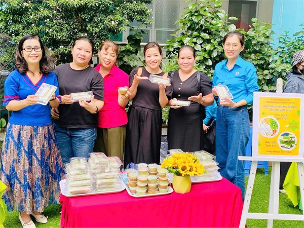 Công đoàn trường THCS Trường Chinh tham gia gian hàng ẩm thực 0 đồng trong ngày Hội Đại đoàn kết toàn dân tộc năm 2025