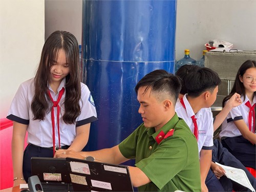Công An Quận Tân Bình hỗ trợ làm CCCD cho học sinh lớp 9 tại trường THCS Trường Chinh.