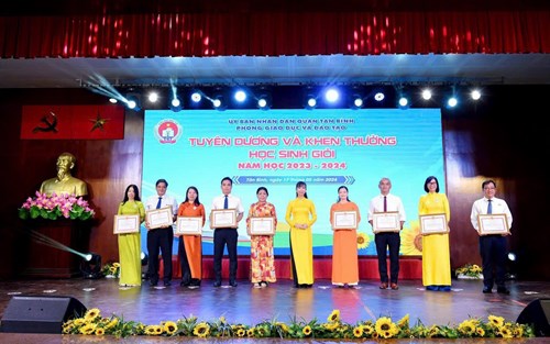 Quyết định khen thưởng các tập thể, cá nhân có thành tích xuất sắc trong phong trào bồi dưỡng học sinh giỏi năm học 2023 - 2024 trên địa bàn Quận.