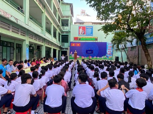 Sáng ngày 20/10/2025 Trường THCS Trường Sơn tổ chức chương trình phát động chương trình Chiến dịch “Không một mình - Cùng nhau an toàn trực tuyến 