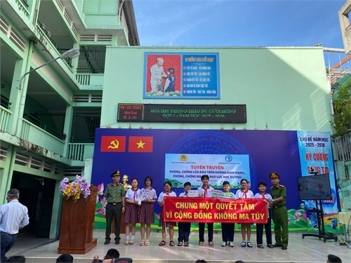 Sáng ngày 06/10/2025 Trường THCS Trường Sơn Phối hợp với CA phường Hạnh Thông và đội tuyên truyền CA thành phố Tuyên truyền về phòng chống lừa đảo trên không gian mạng, bạo lực học đường, phòng chống ma tuý. (BCV: Trung tá Bùi Thái Đức – ban chỉ huy Đội 5 – Phòng Tham mưu Công an Thành phố Hồ Chí Minh, Khách mời Đồng chí Phan Tiến Dũng – Công an phường Hạnh Thông