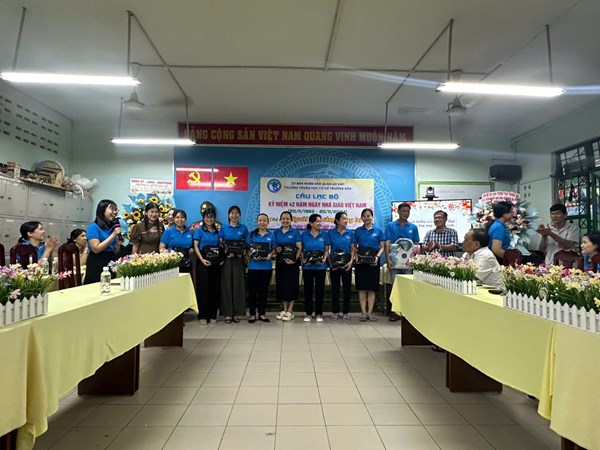 Sinh hoạt Câu lạc bộ Kỷ niệm 42 Năm ngày Nhà giáo Việt Nam với Chủ đề:  Người khai sáng tương lai 