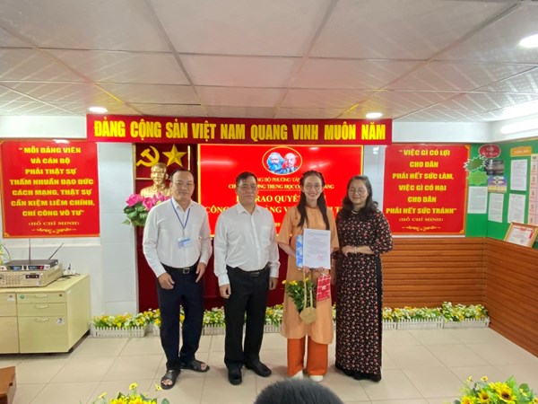 Chi bộ trường THCS Văn Lang tổ chức Lễ trao Quyết định công nhận đảng viên chính thức