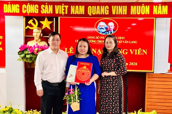Chi bộ Trường THCS Văn Lang tổ chức Lễ kết nạp đảng viên (09/01/2026)