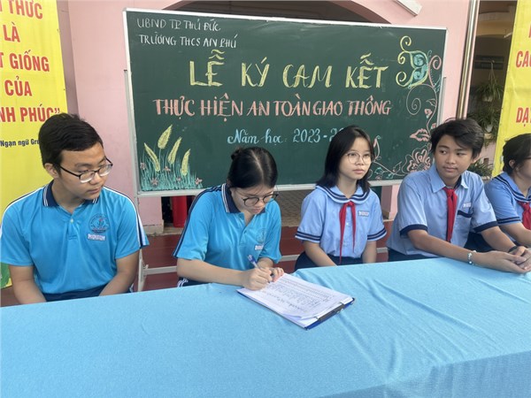 Lễ ký cam kết An toàn giao thông năm học 2023 - 2024