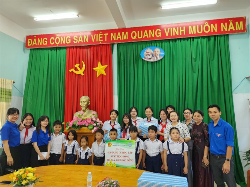 Tặng quà cho các em nhỏ tại trường Tiểu học Đồng Hòa, Long Hòa Cần Giờ