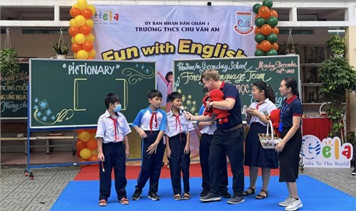 Foreign Language Team-Hưởng ứng ngày thế giới phòng chống Aids 01.12