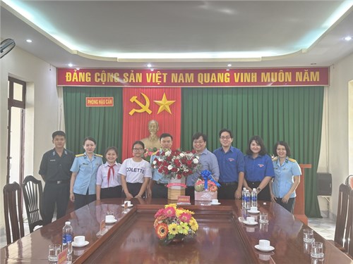 Đại diện Ban Giám hiệu, Chi đoàn TNCS Hồ Chí Minh, Liên Đội trường THCS Colette Thăm và tặng quà đơn vị bội đội kết nghĩa: Sư đoàn phòng không 367 nhân kỷ niệm thành lập Quân đội Nhân Dân Việt Nam 22/12. Ngày thực hiện: 19/12/2023