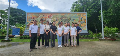 Tổ Toán và tổ Tin-Công Nghệ Trường THCS Đặng Trần Côn tổ chức chuyến đi về nguồn thăm khu di tích lịch sử Điạ đạo Phú Thọ Hòa