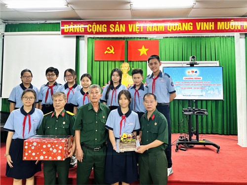Học sinh trường Đoàn Thị Điểm đến thăm và giao lưu cùng cựu chiến binh Phường 12 Quận 3