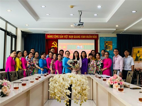 Chi bộ trường THCS Nguyễn Du - Quận 1 tổ chức lễ kết nạp đảng viên mới.