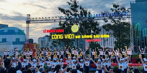 Học sinh trường THCS Nguyễn Văn Bá tham gia tiết mục flashmod trong Lễ khánh thành “CÔNG VIÊN BỜ SÔNG SÀI GÒN – THÀNH PHỐ THỦ ĐỨC”