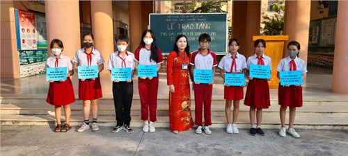 Sáng ngày 11/12/2023 Trường THCS Phước Thạnh đã trao thẻ bảo hiểm y tế năm 2023 cho học sinh có hoàn cảnh khó khăn do mạnh thường quân nhà trường hỗ trợ.