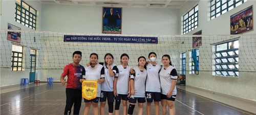 Khen thưởng Đội bóng chuyền học sinh nữ đạt giải 3 hội khoẻ phù đổng năm học 2023-2024
