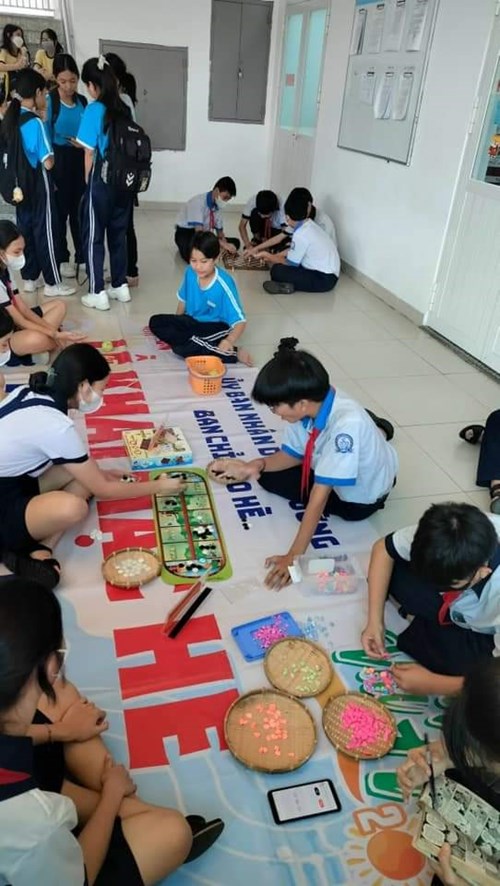 Trường THCS Phú Thọ tổ chức các trò chơi dân gian cho học sinh trong giờ nghỉ giải lao tại trường