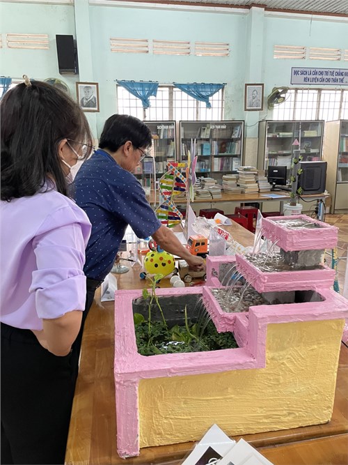 Hoạt động thiết kế và chấm điểm Hội thi Đồ dùng dạy học cấp trường năm học 2023-2024