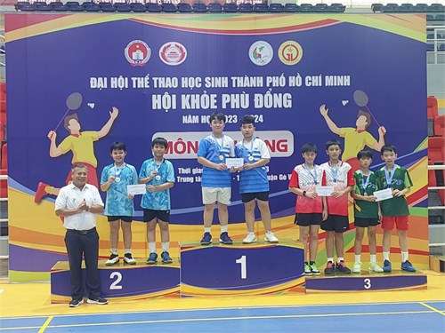 Thưởng nóng cho học sinh đạt huy chương Vàng môn Cầu lông tại Đại hội thể thao học sinh Thành phố Hồ Chí Minh Hội khoẻ Phù Đổng năm học 2023-2024