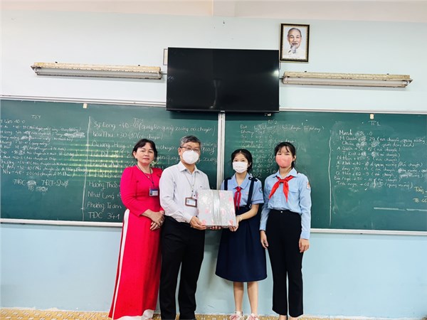 Thầy Nguyễn Văn Hiếu - Hiệu trưởng đến thăm lớp có thành tích tốt Tuần 15