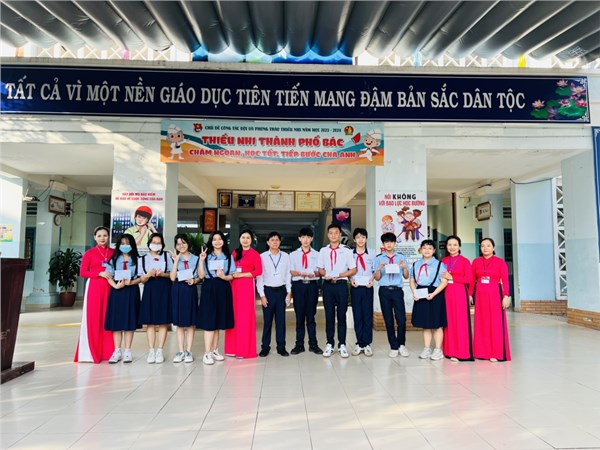 Khen thưởng đột xuất 8 học sinh đạt học sinh giỏi cấp huyện môn Giải máy tính cầm tay năm học 2023-2024 và một học sinh đạt giải kì thi khoa học quốc tế Vanda